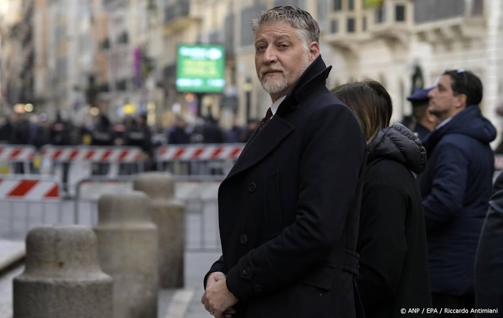 Slagtand van Romeins olifantenbeeld van Bernini afgebroken