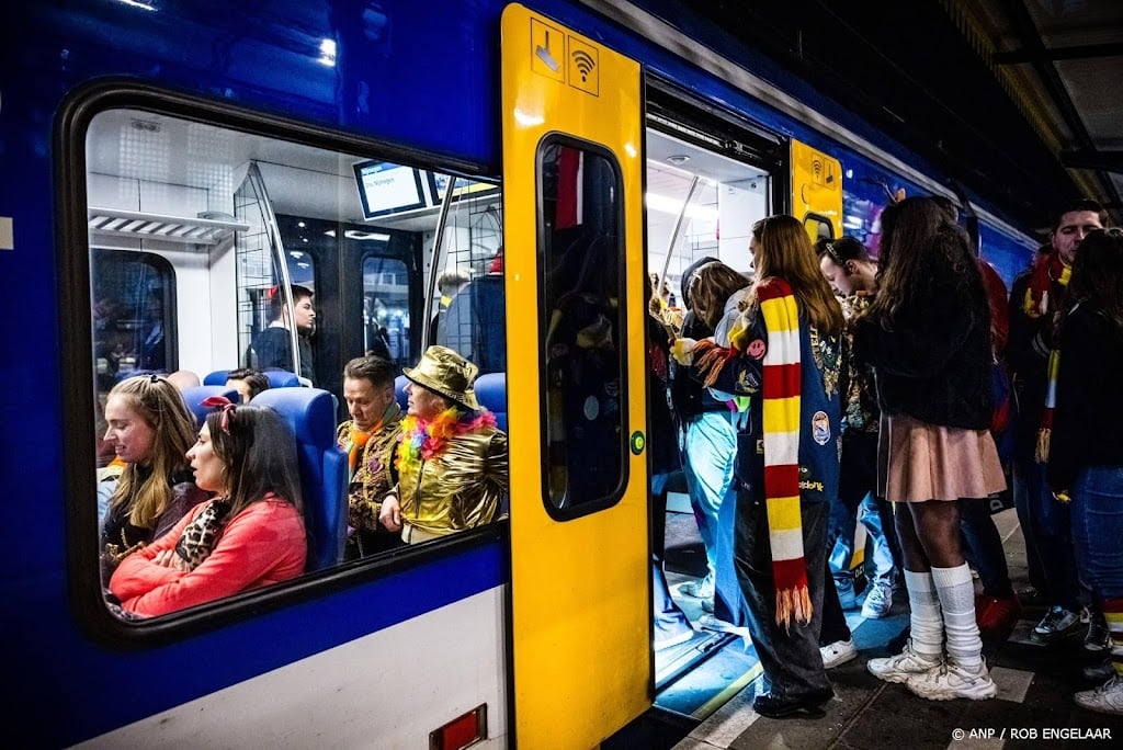 NS vervoert 200.000 mensen in carnavalsweekend, hekelt rotzooi