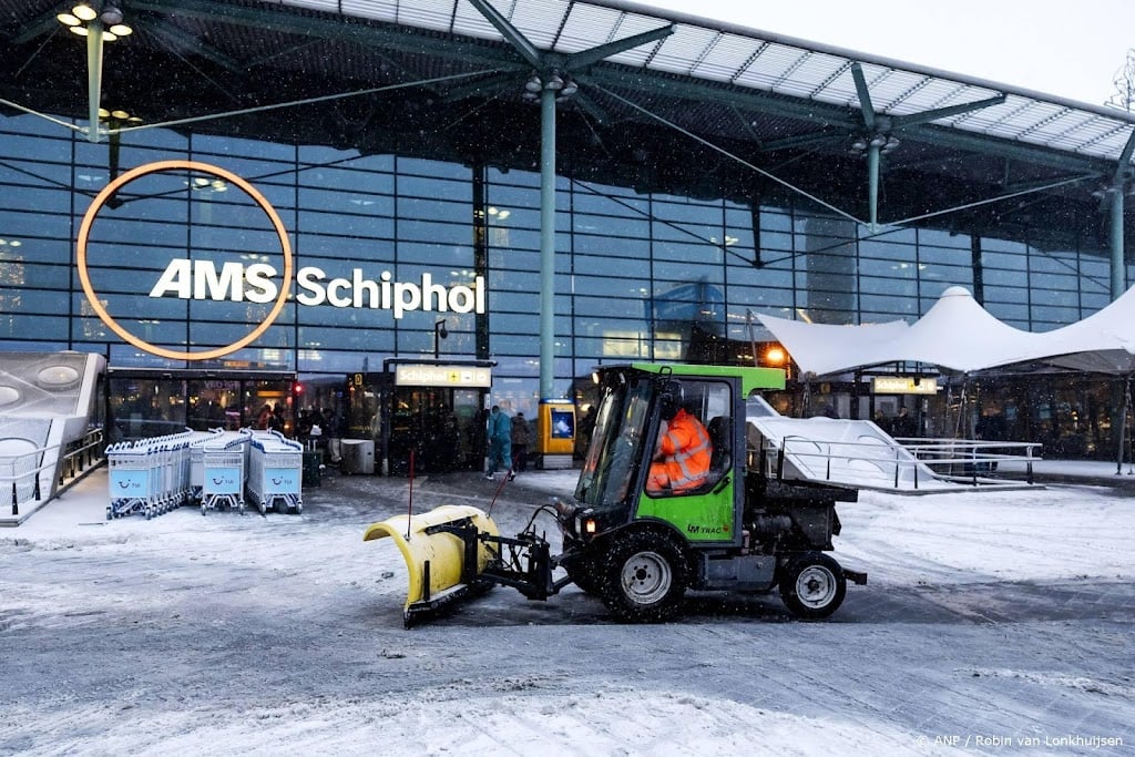 Zo'n 100 vluchten op Schiphol preventief geschrapt om winterweer
