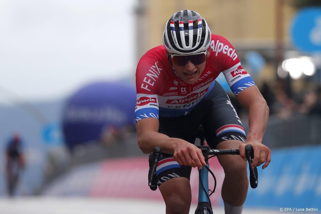 Van der Poel geeft vroege aanval in Milaan-Sanremo weinig kans