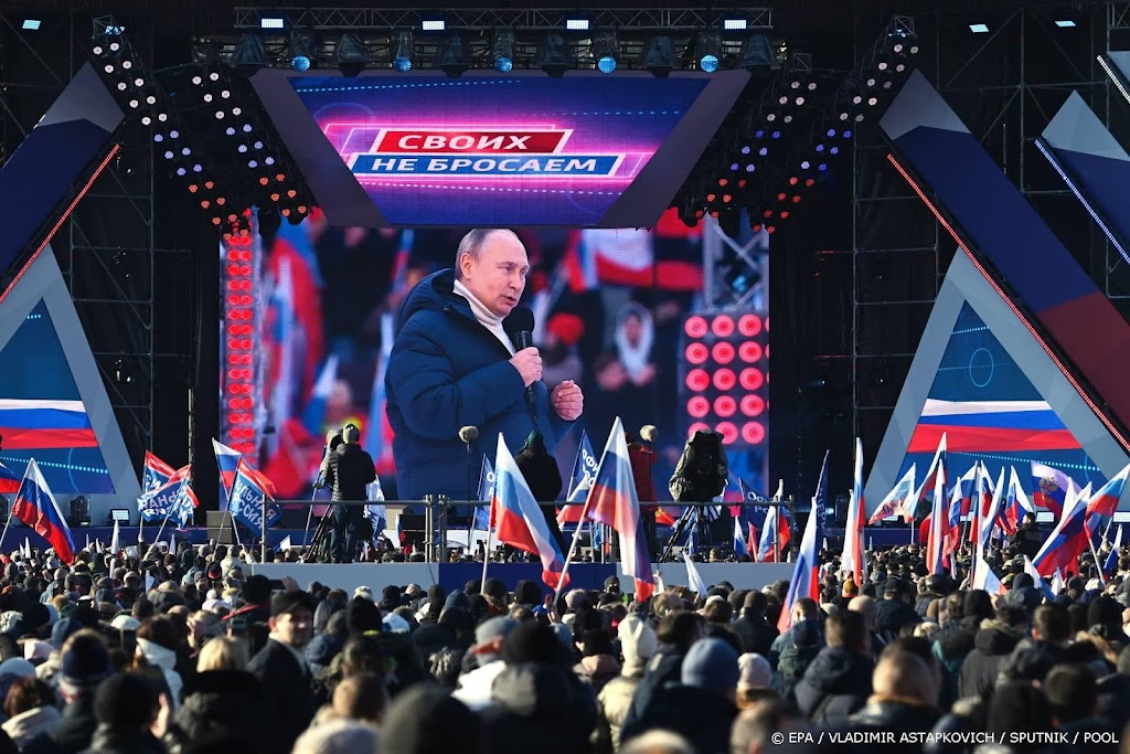 Poetin prijst strijdkrachten en verschijnt in olympisch stadion
