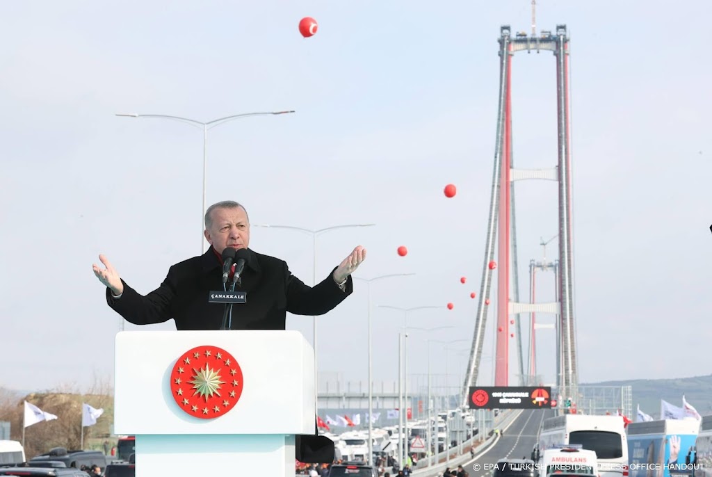 President Erdogan opent kolossale hangbrug over Dardanellen
