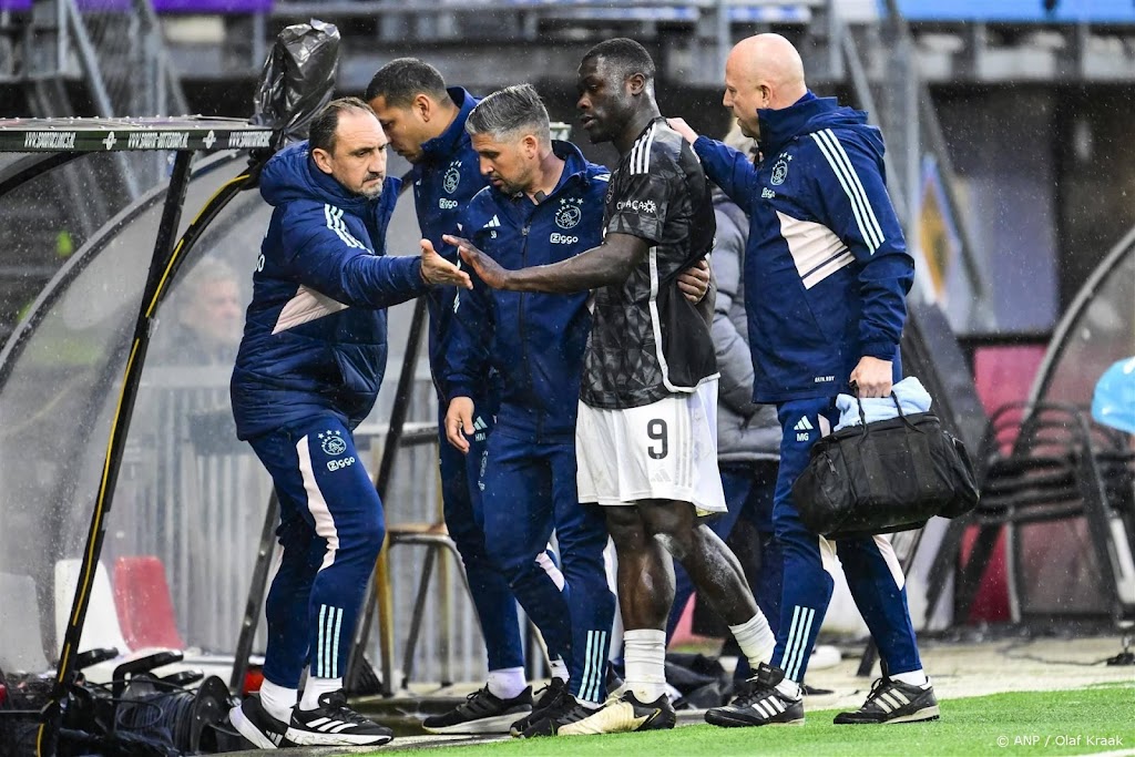 Spits Brobbey meldt zich geblesseerd af voor Oranje