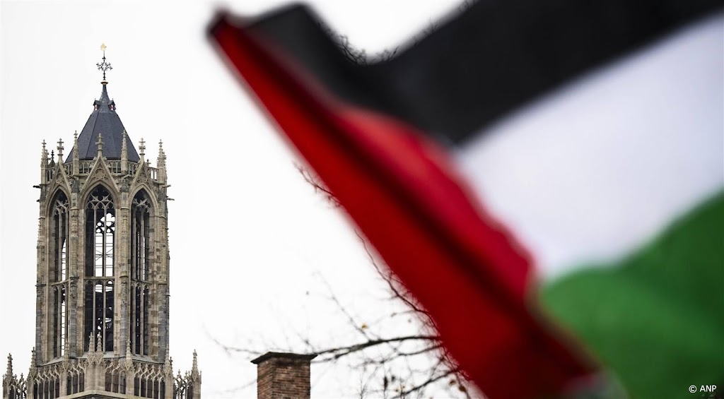 Pro-Palestijnse betogers voeren actie bij stadskantoor Utrecht
