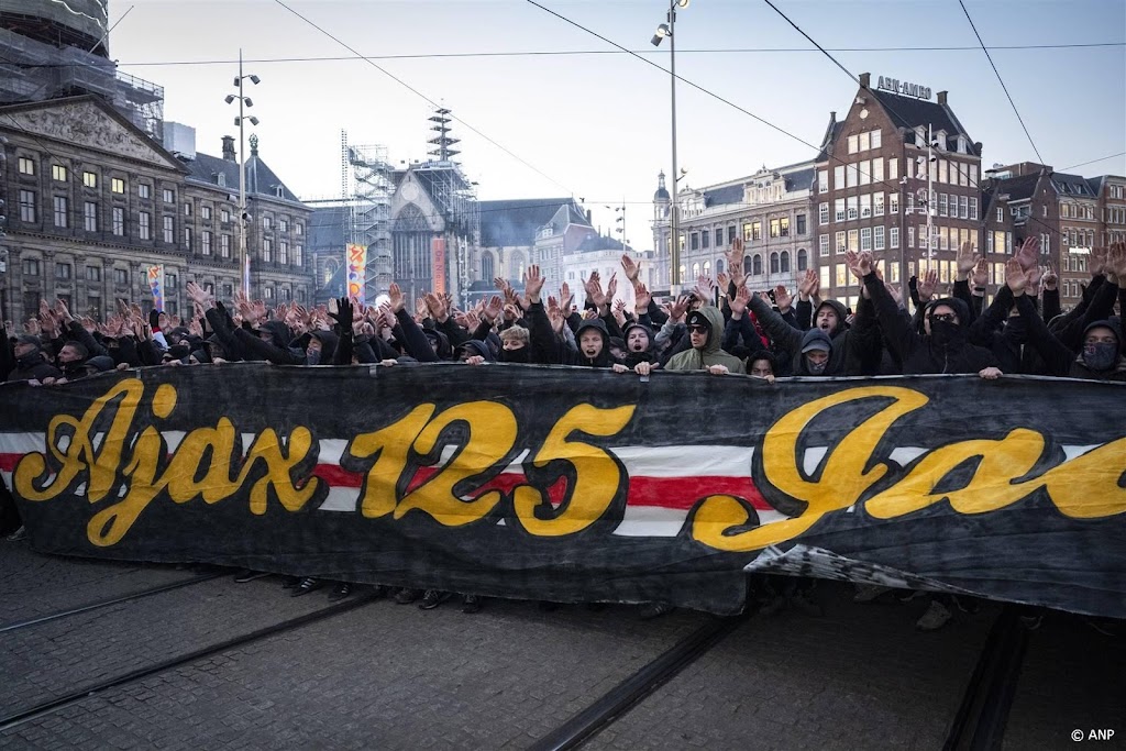 Viering 125e verjaardag Ajax van start, honderden op de Dam