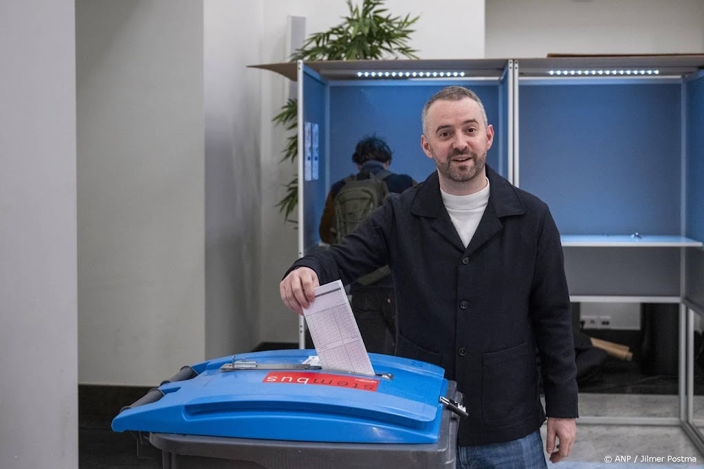 SP-leider Jimmy Dijk stemt op stadhuis Groningen