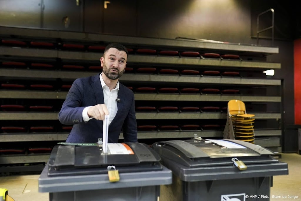 Van Baarle (DENK) brengt stem uit in Rotterdam