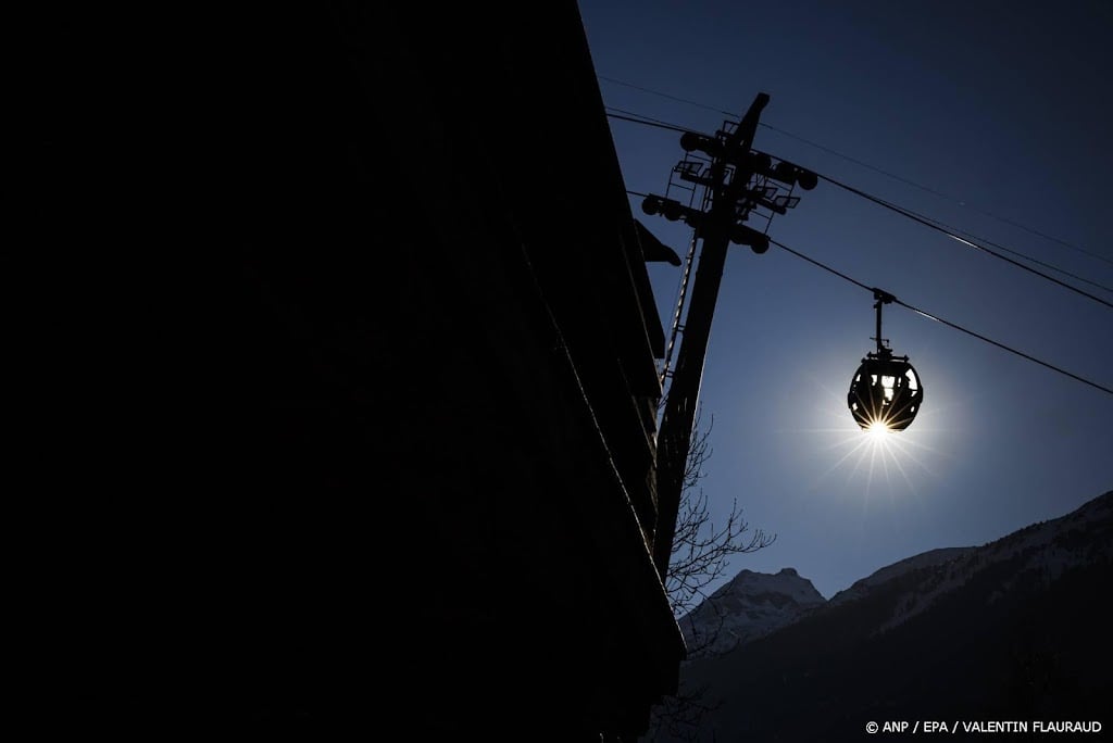 Skigondel in Zwitsers skigebied losgeraakt, rolt van berg