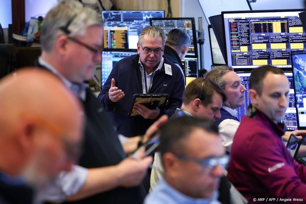 Wall Street flink lager na Fed-besluit en fikse olieprijsstijging