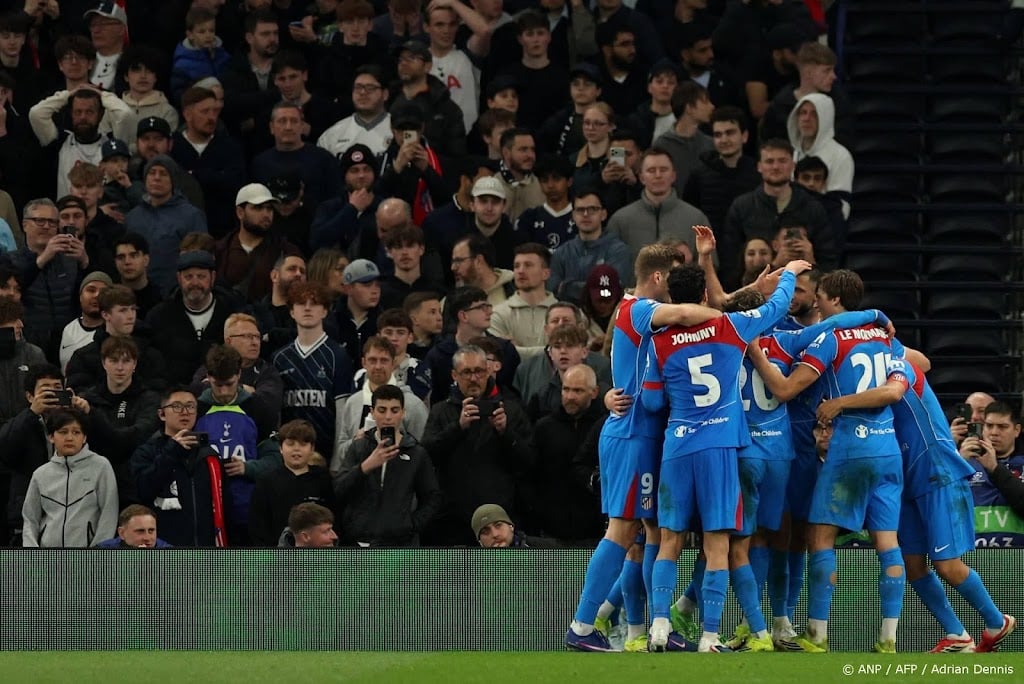 Tottenham schakelt Atlético uit, Simons scoort twee keer