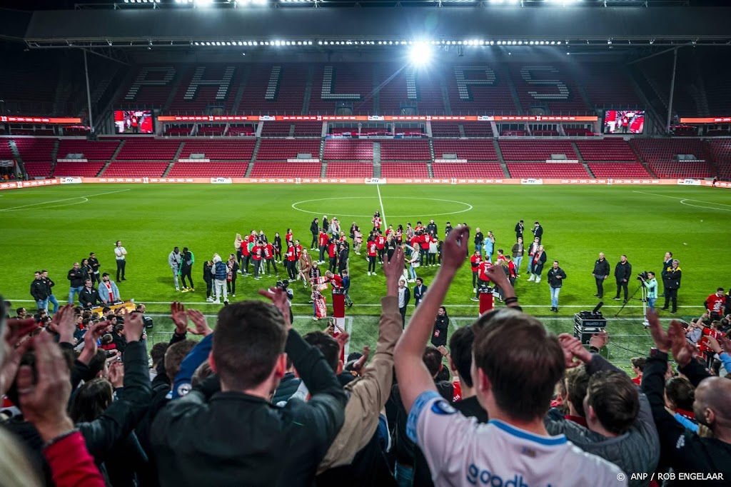 PSV viert bekerwinst met duizenden supporters in Philips-stadion