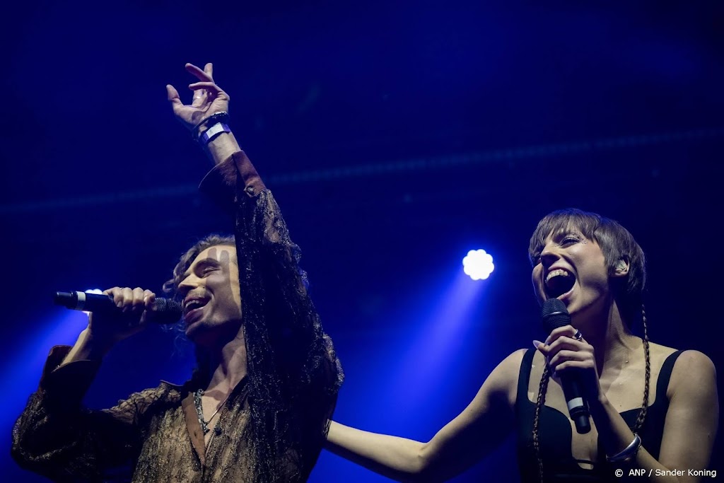 Songfestivalduo Mia en Dion met zangcoach aan de slag