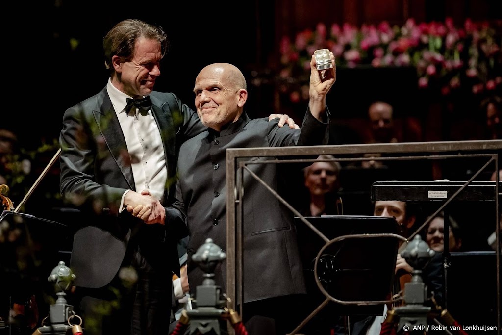Dirigent Jaap van Zweden neemt Concertgebouw Prijs in ontvangst