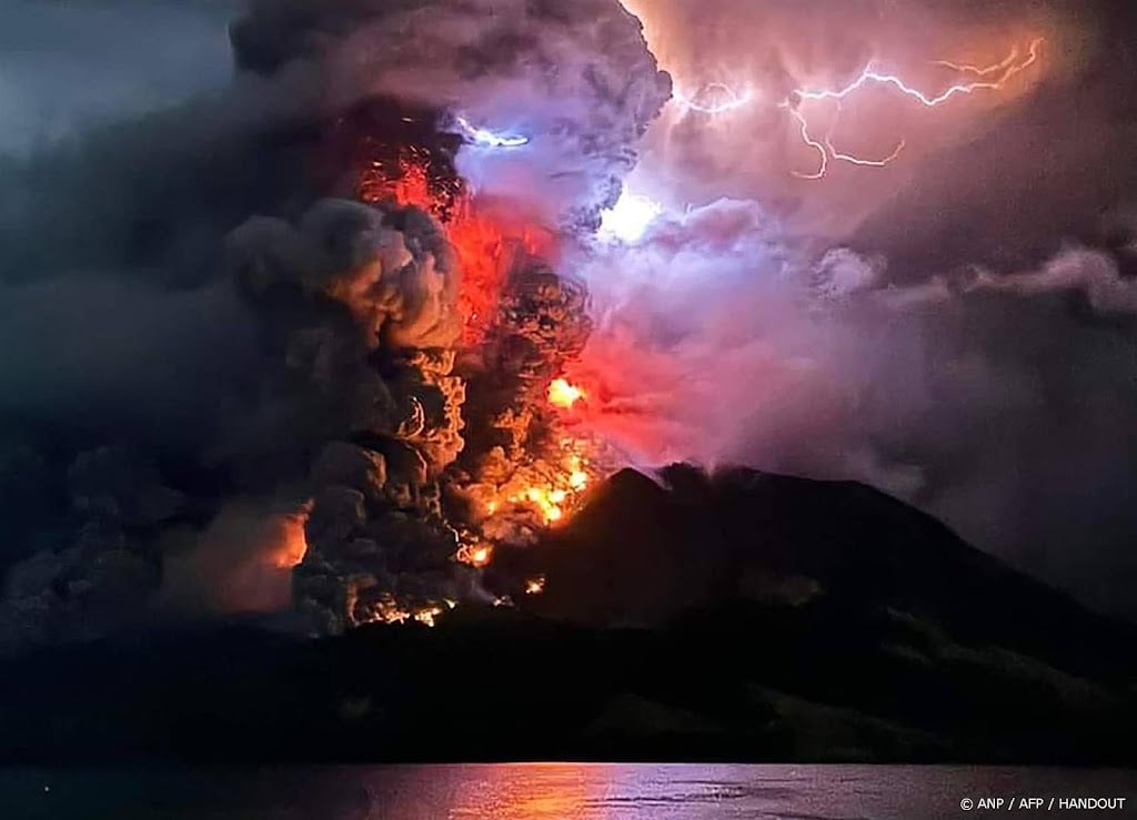 Indonesië evacueert duizenden mensen na vulkaanuitbarsting