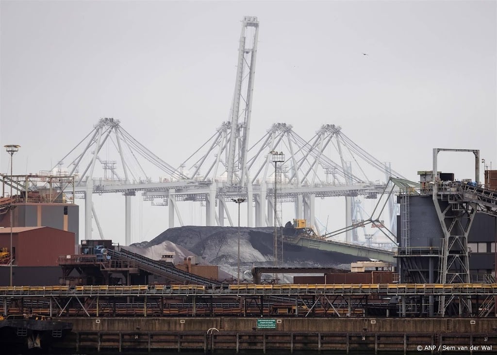 Overslag haven Rotterdam daalt licht in eerste kwartaal