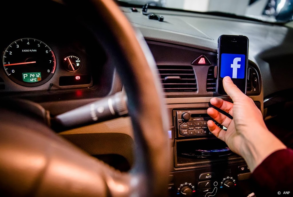 Nederlanders gebruiken steeds vaker telefoon in verkeer