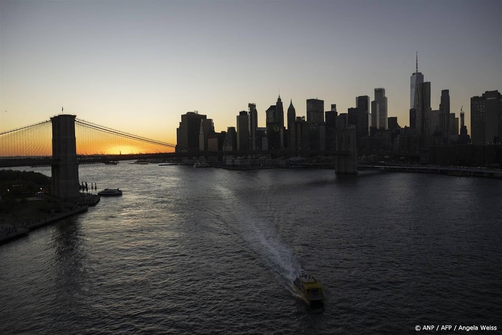 Groot zeilschip botst tegen Brooklyn Bridge in New York