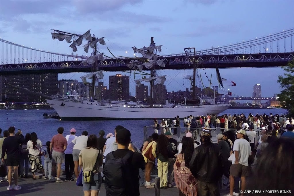 Twee doden nadat zeilschip tegen Brooklyn Bridge botst