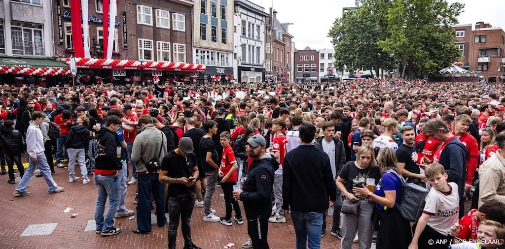 Markt in Eindhoven vol met PSV-fans