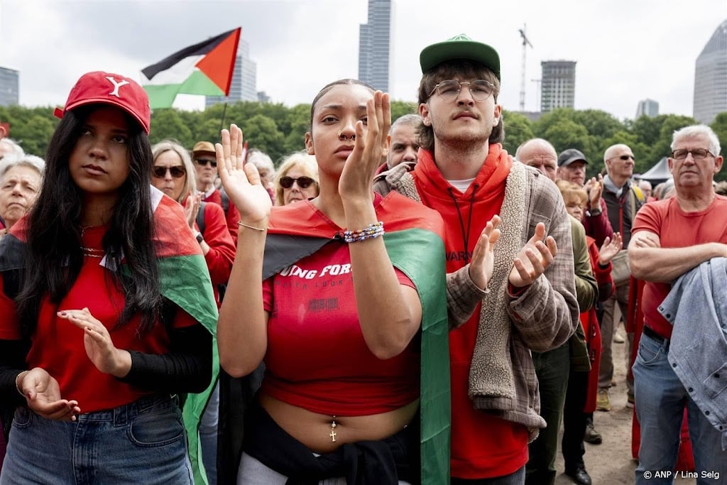 Malieveld stroomt leeg, tienduizenden demonstranten lopen mars
