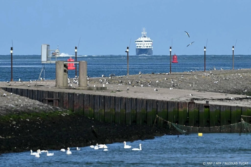 Nederlands cruiseschip Hondius komt aan bij Rotterdam