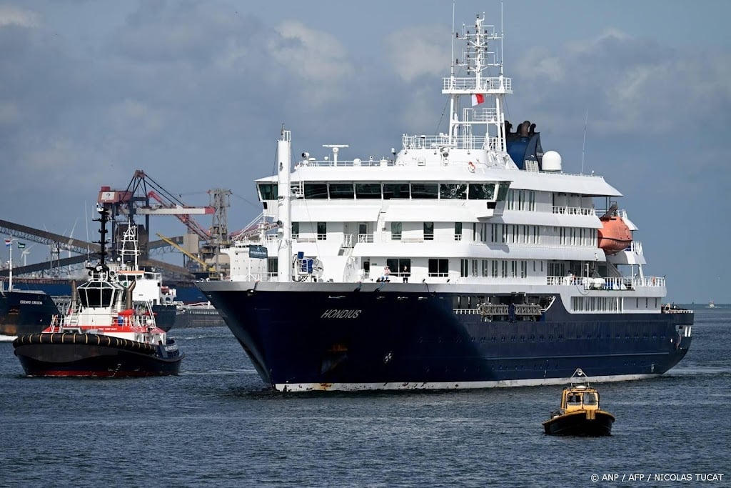 Cruiseschip Hondius meert aan in haven Rotterdam