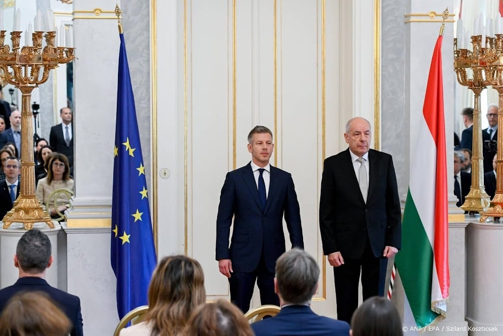 Hongaarse president zegt aan te blijven, ondanks oproep Magyar