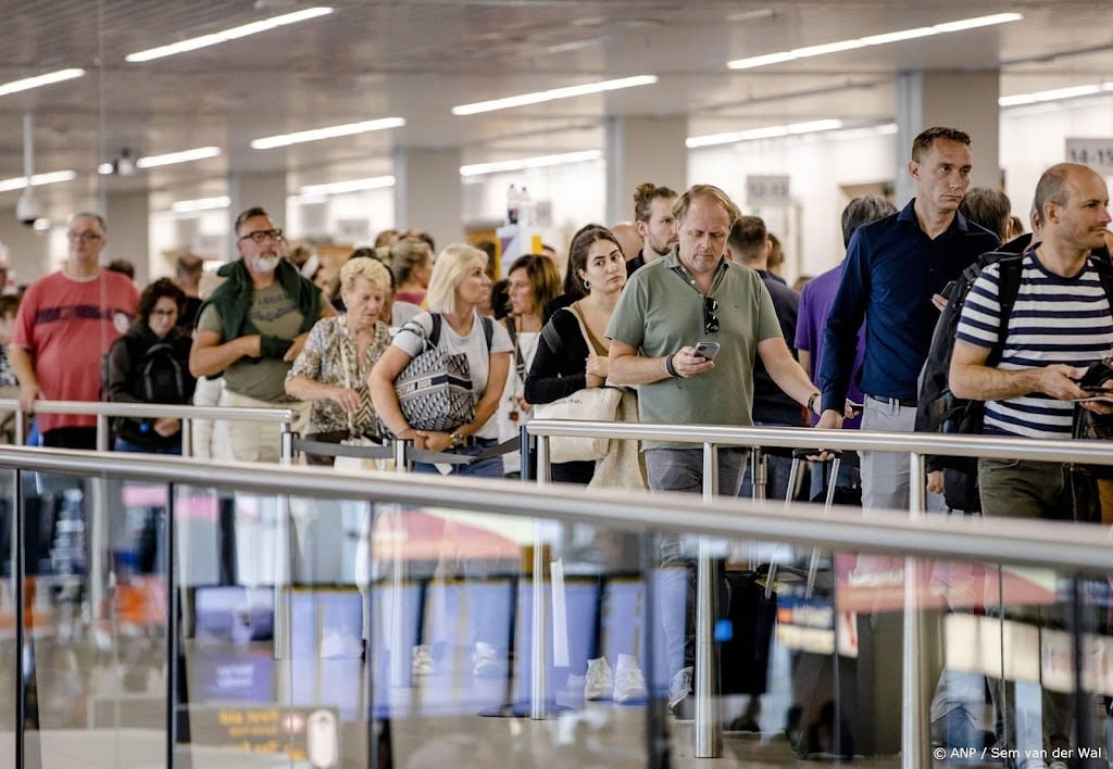 Wachtrijen voor security op Schiphol groeien