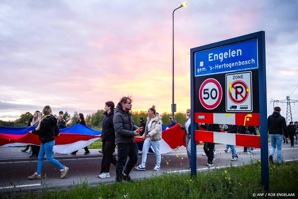 Inwoners Engelen overhandigen petitie voor gastvrije asielopvang