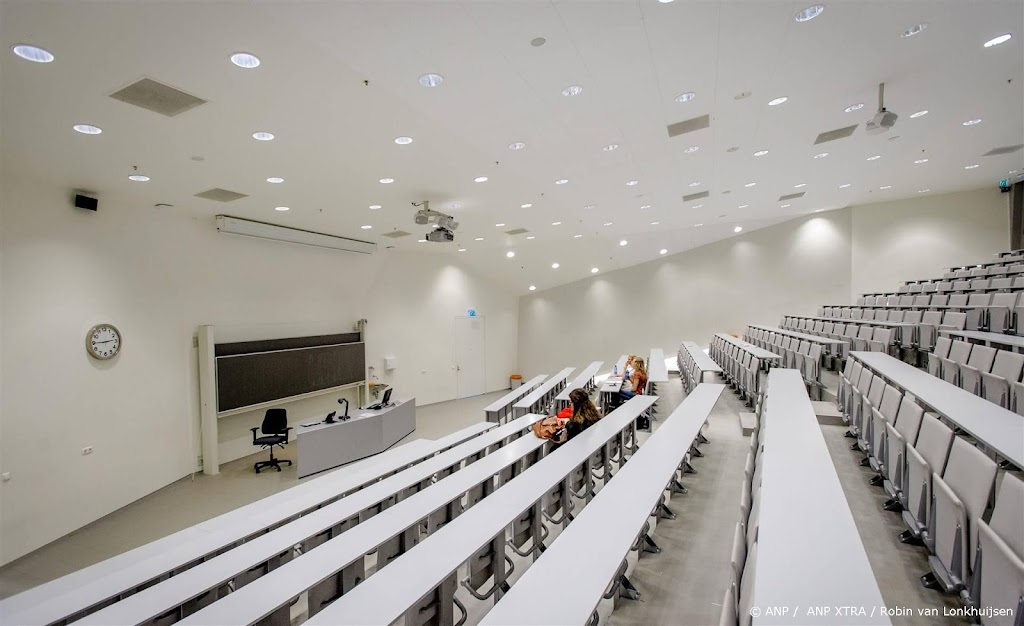 Controle bij ingangen universiteitsgebouwen in centrum Groningen