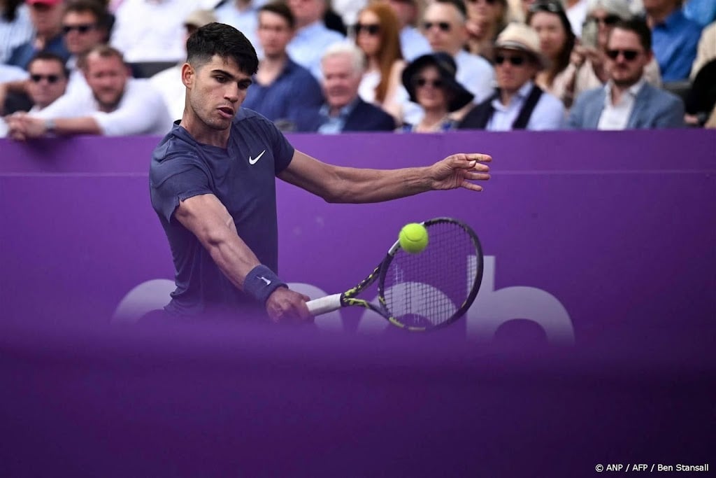 Titelverdediger Alcaraz ten koste van Cerundolo door op Queen's