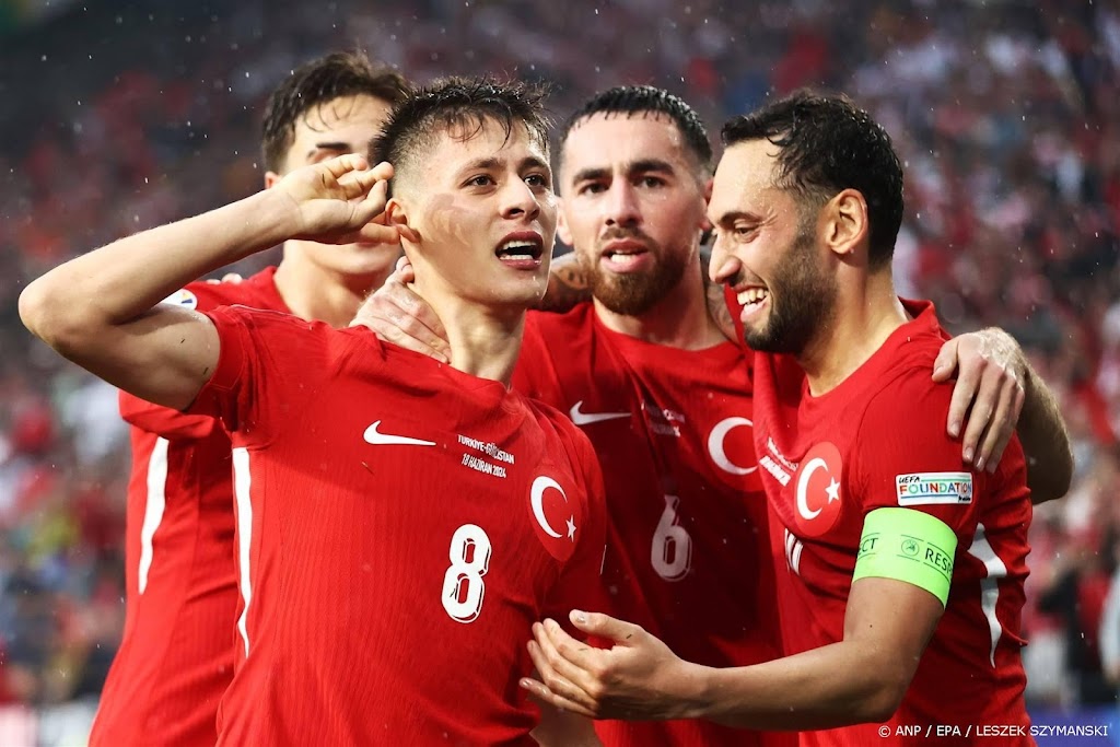 Turkse speler Güler verdringt met goal Ronaldo van eerste plaats