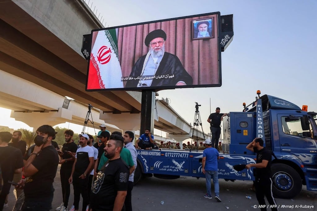 Ayatollah Khamenei richt zich weer tot bevolking