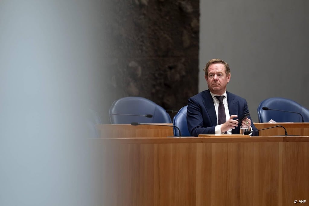 Van Weel sluit enkelband overlastgevende asielzoekers niet uit