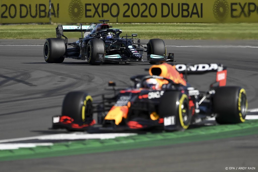 Verstappen valt in GP Groot-Brittannië na crash al snel uit