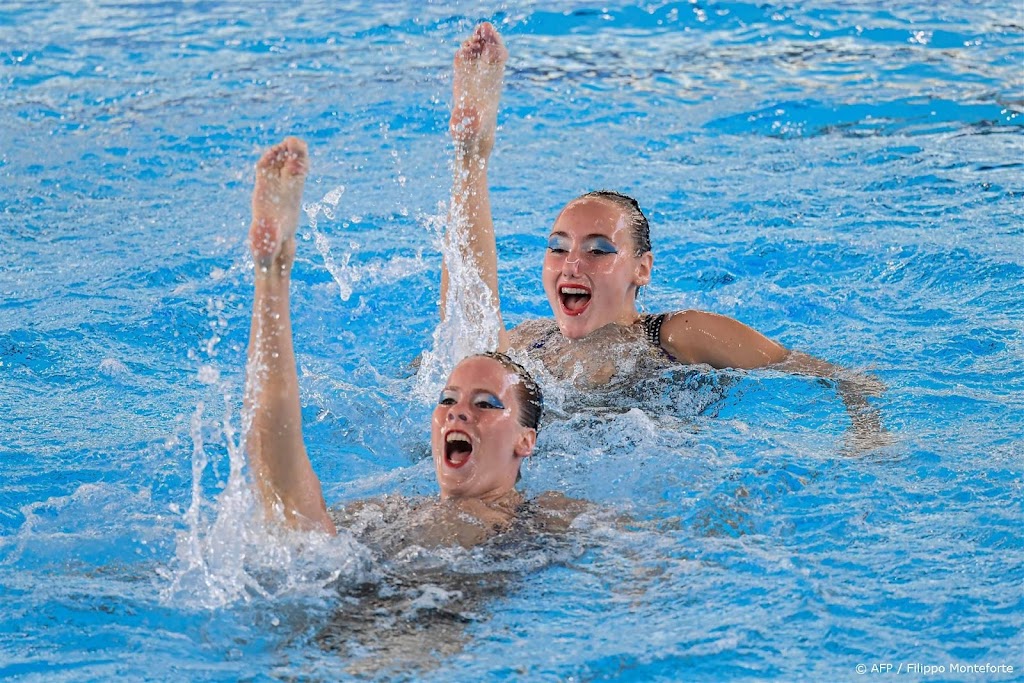 Synchroonzwemsters Steenbeek en De Brouwer als zesde naar finale