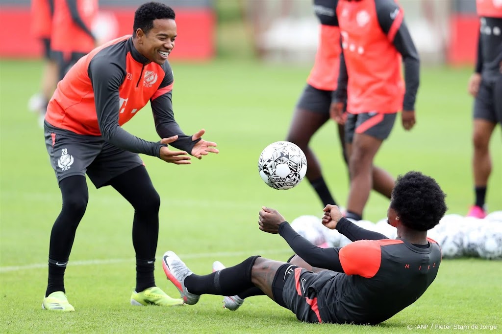 Ajax voegt oud-speler Emanuelson toe aan staf Jong Ajax