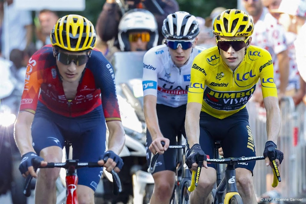 Vingegaard neemt met zege in tijdrit Tour afstand van Pogacar