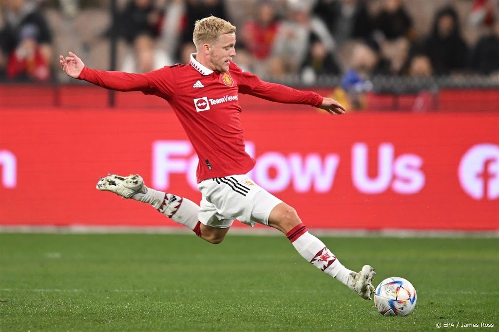 Manchester United neemt herstelde Van de Beek mee op oefenstage