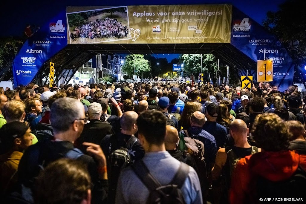 Wandellegioen trekt op warme dag verder, over de Zevenheuvelen
