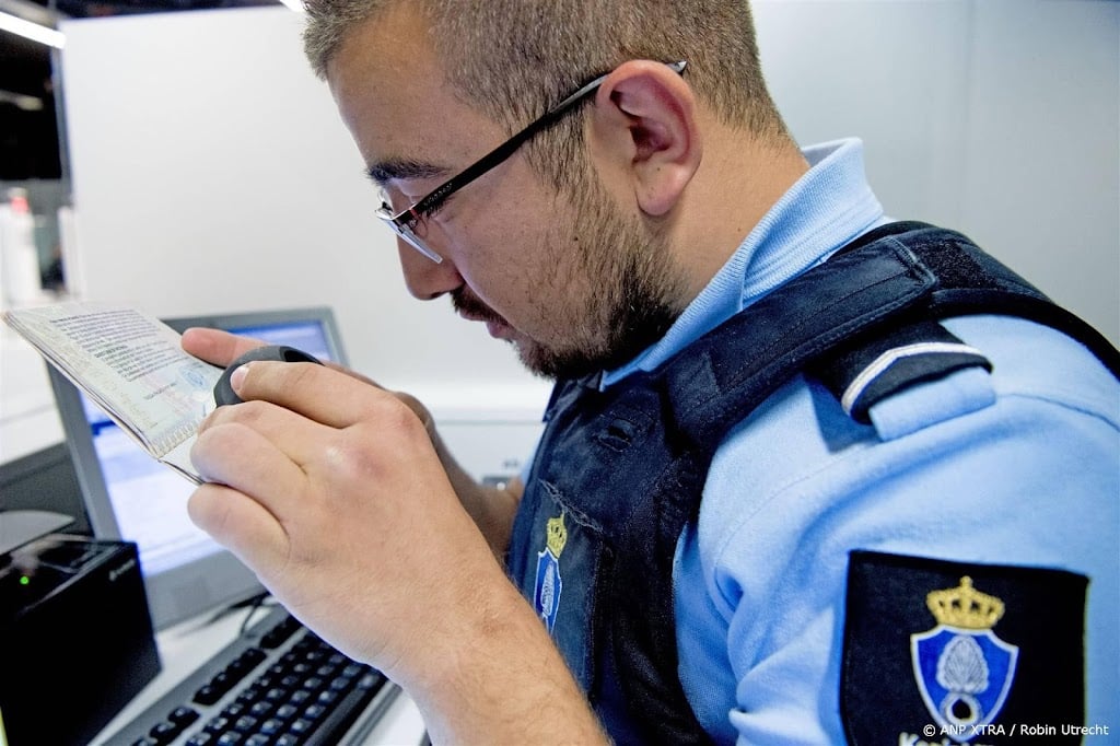 Marechaussee op Schiphol verstrekt deze zomer meer nooddocumenten