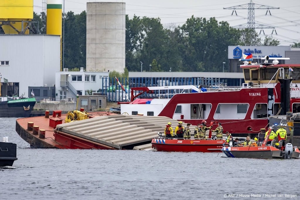 Opvarende duwboot vermist in Amsterdam, bergingsoperatie gestart