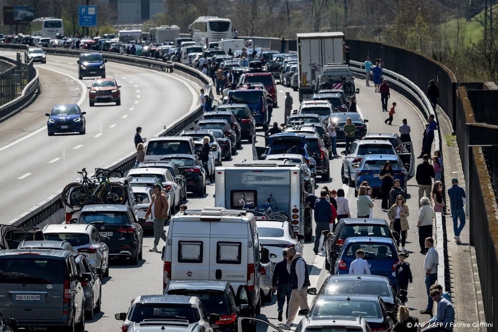 Vakantieverkeer zorgt voor enorme file voor Gotthardtunnel