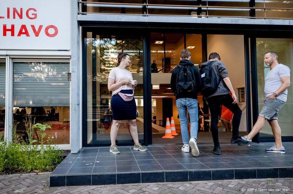 OMT-lid: verplicht 1 meter afstand voor scholieren