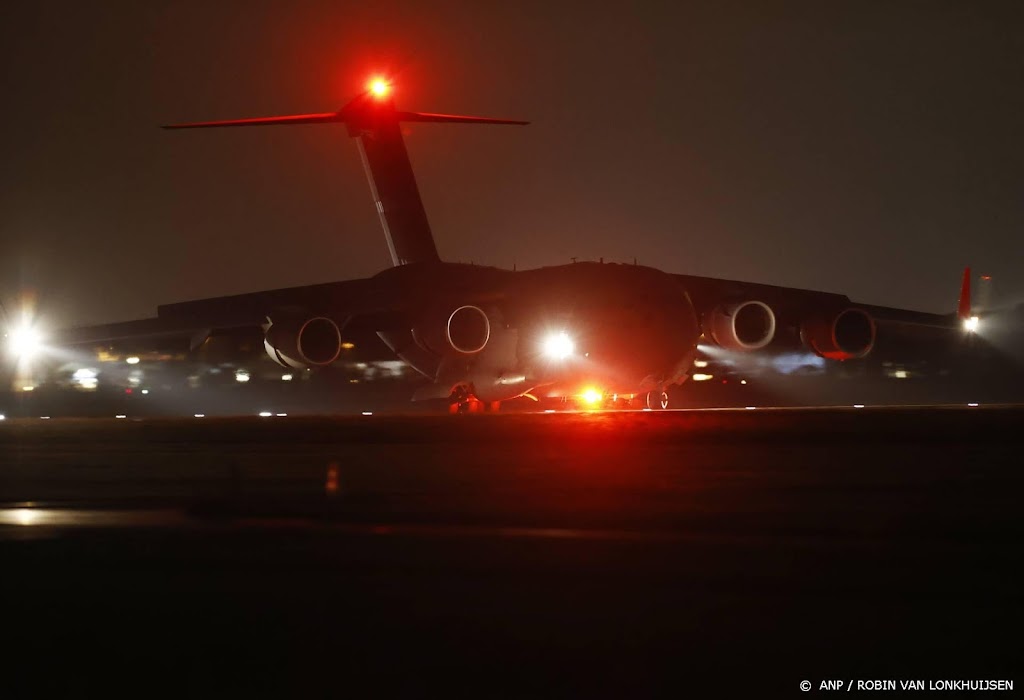 Vlucht uit Kabul met 35 Nederlandse evacués geland op Schiphol