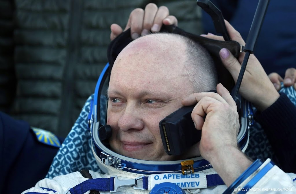 Russische kosmonaut moet halsoverkop terug naar ISS om defect pak