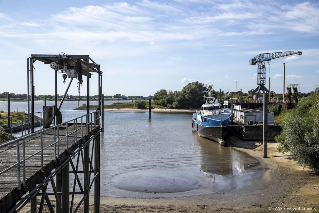 Rijn bereikt laagste waterstand ooit en zakt verder