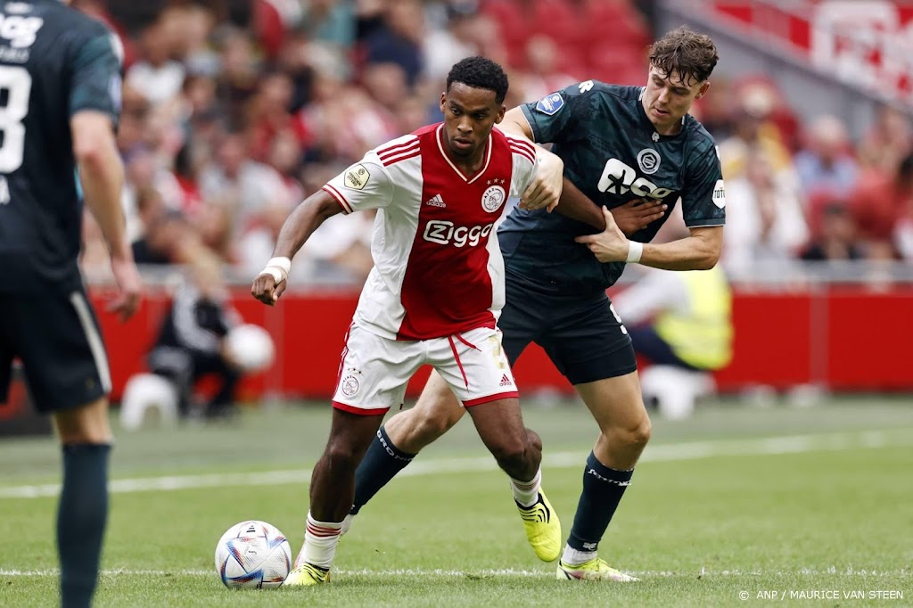 Verdediger Timber verlengt contract bij Ajax tot zomer van 2025 