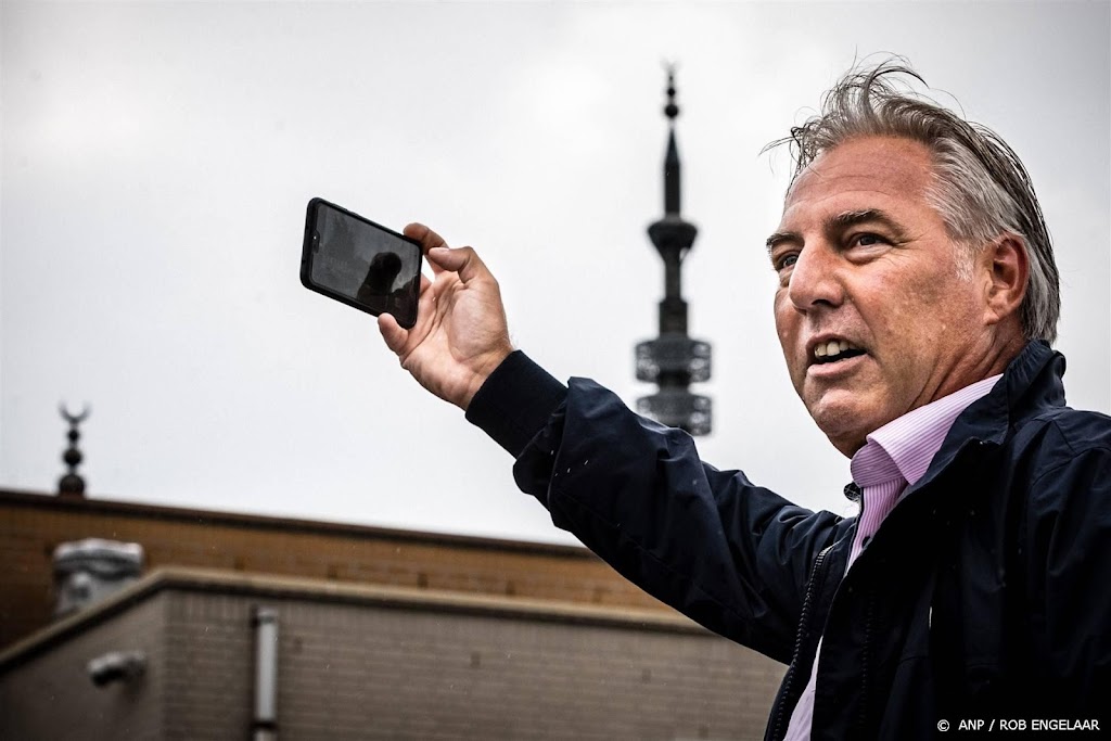 Pegida-voorman Wagensveld verscheurt koran bij Turkse ambassade