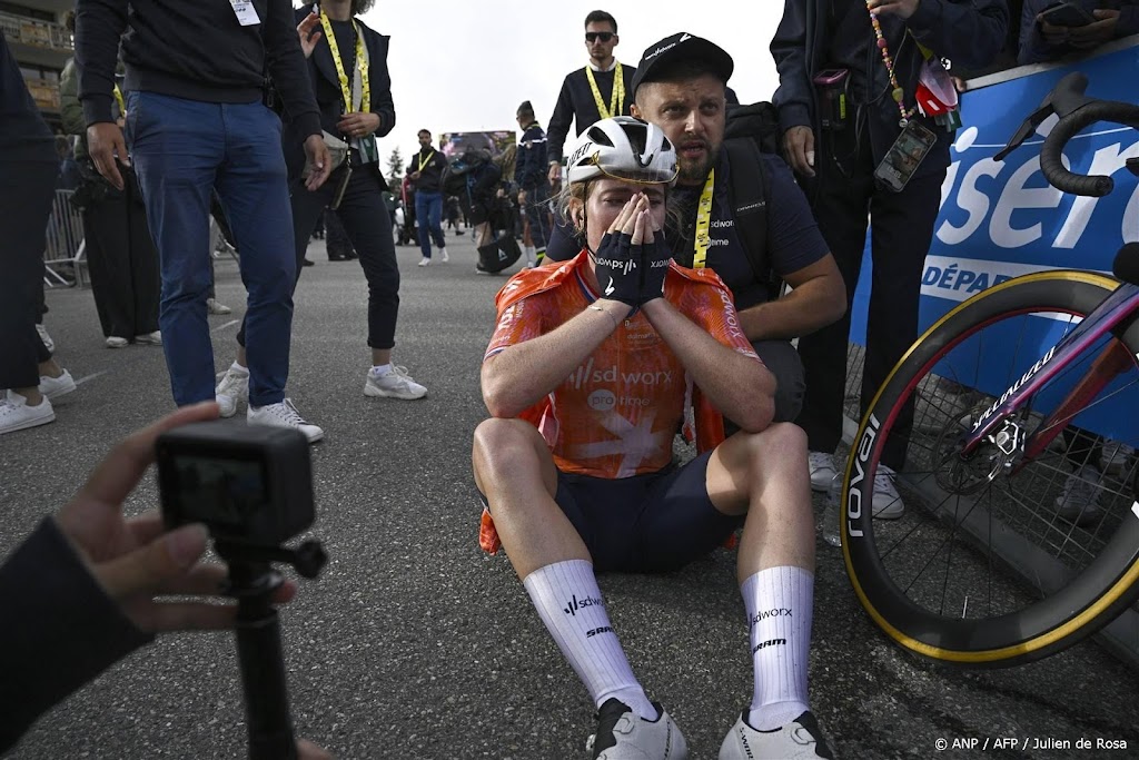 Vollering denkt dat crash haar nekte in Tour: rugpijn in klim
